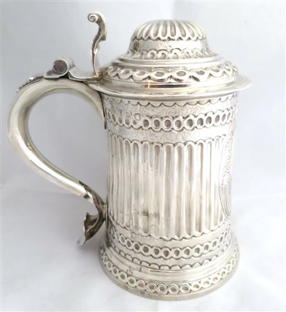 TANKARD in argento, corpo lavorato e costolato, al centro cartiglio lisco,...