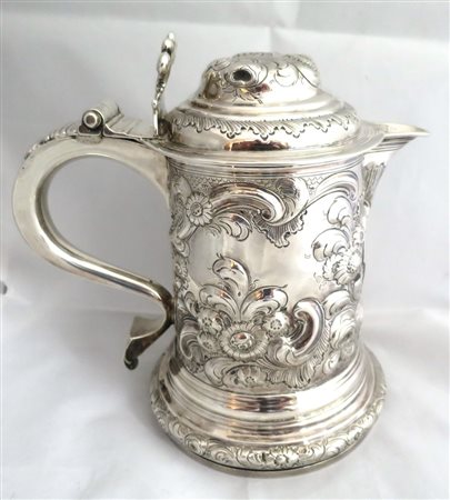 TANKARD in argento con versatoio. C orpo sbalzato a decori floreali, al...