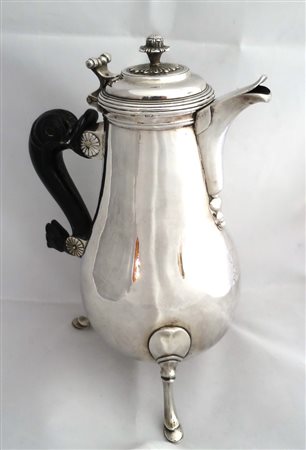 CAFFETTIERA in aregnto. Corpo piriforme con impugnatura in legno sagomata a...