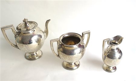 SERVIZIO Da tè in argento compoeto da teiera, zuccheriera e lattiera Londra...