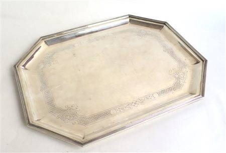 VASSOIO In argento ad angoli smussati, piatto liscio con incisioni a decori...