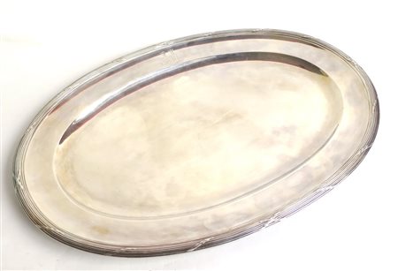 PIATTO da portata a forma ovale con bordura lavorata. Francia XIX sec. g....