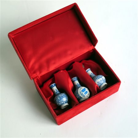 TRE PICCOLI VASETTI tre piccoli vasetti in porcellana bianco/blu H. cm 4,4 Cina