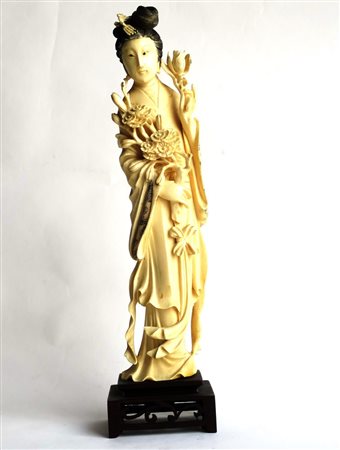 SCULTURA Scultura in avorio "figura femminile" H: cm 26,5 Cina