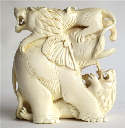 GRUPPO Gruppo in avorio "leoni ed elefante" h: cm 6,5 Cina