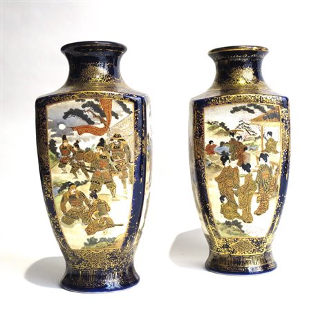 SATZUMA Coppia di vasi in porcellana. H: 23,2 Giappone XIX sec.