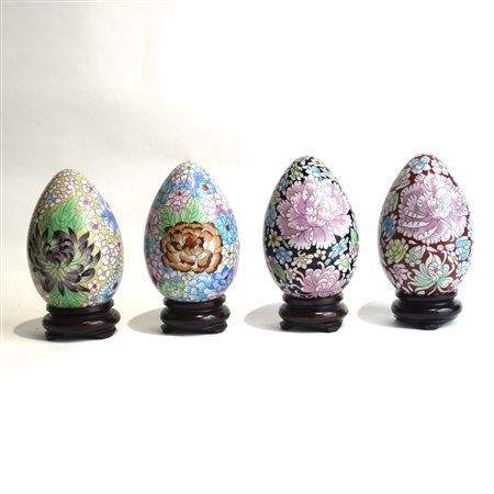 QUATTRO UOVA cloisonne con decori floreali: H. cm 17 Cina