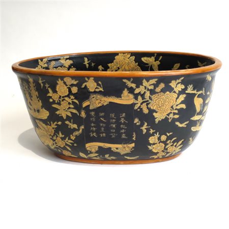 CENTRO TAVOLA Centro tavola in terracotta dipinta. cm 25x14,9 h cm 11,3 Giappone