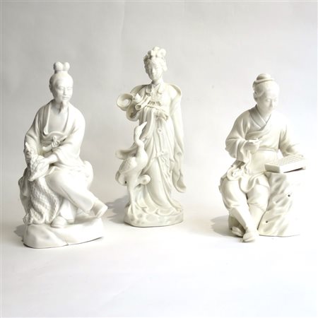 TRE FIGURE Tre figure in porcellana bianca. H: cm 21 -23,5 - 26 Cina