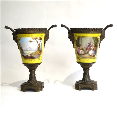 VASI FRANCIA Coppia di vasi a cratere in bronzo con dipinti entro riserva. H:...