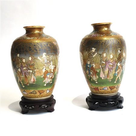 COPPIA DI VASI Coppia di vasi in porcellana. h: cm 16 Giappone