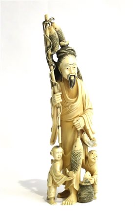 SCULTURA Sculura in avorio "pescatore" H: cm 27,8 Cina