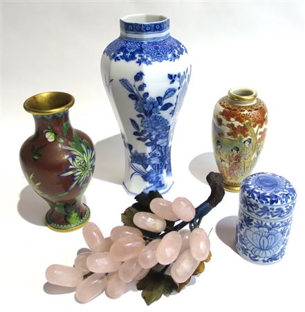 LOTTO ORIENTALE di tre vasi, un contenitore e un grappolo d'uva in pietra...