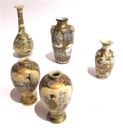 LOTTO ORIEMTALE composto da cinque oggetti in porcellana Giappone