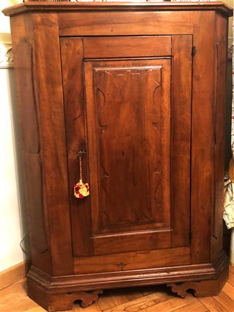ANGOLARE Angoliera in legno di noce - cm 65 x 90 h 122 cm - Toscana - XIX sec.