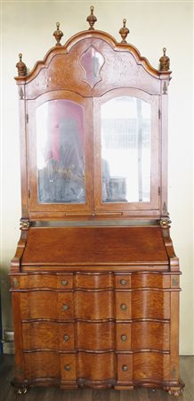 TRUMEAU Cassettone con ribalta ed alzata, mosso al fronte e ai lati in radica...