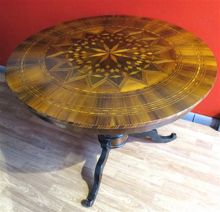 TAVOLO Tavolo Rolo in legno di noce con importante intervento d'intarsio al...