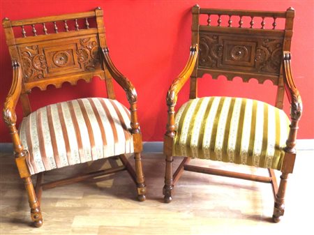 COPPIA DI POLTRONE Coppia di poltrone in legno di noce con seduta imbottita e...