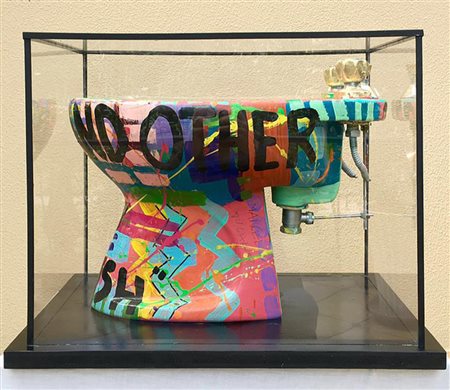 TOSH Bidet e acrilico "Wash ass and other" - sotto teca di plexiglass con...