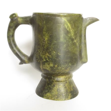 VERSATOIO Versatoio in giada verde Cina XIX sec. cm 17