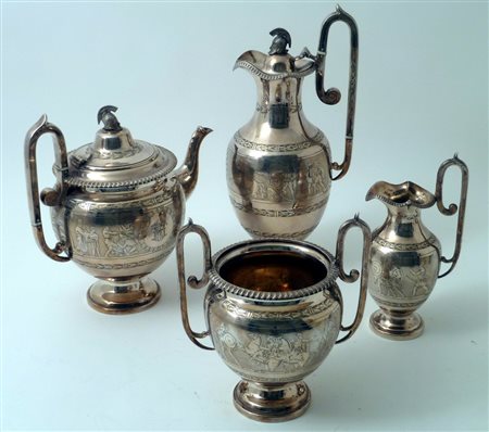 SERVIZIO DA TE' Servizio in metallo argentato composto da caffettiera,...