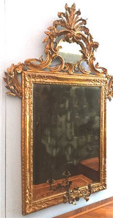 SPECCHIERA Specchiera in legno di tiglio dorata e intagliata con cimasa...