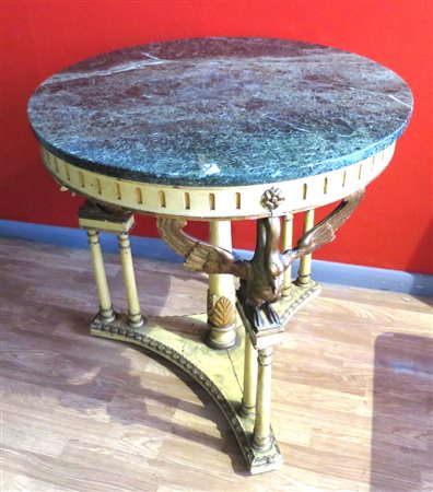 TAVOLO Tavolino in legno laccato con presenza di colonne e volatili a...