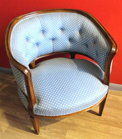 POLTRONA Poltrona a pozzetto in legno di noce con seduta e schienale...