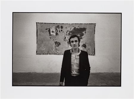 GIORGIO E. COLOMBO (1945)Alighiero Boetti con mappamondoFotografia in bianco...