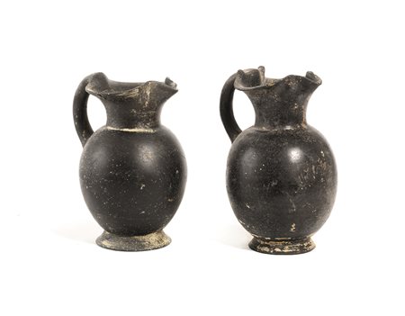 DUE OINOCHOAI IN BUCCHERO Tipo Rasmussen 1979, 3a DATAZIONE: inizi VI sec. a....