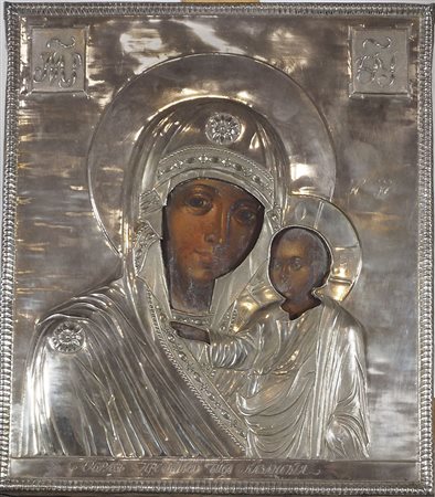 Icona dipinta su tavola raffigurante Madonna di Kazan con riza in argento....