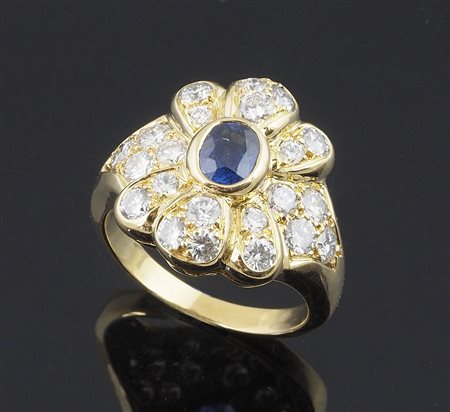 Anello in oro giallo a forma di fiore, sui petali diamanti taglio brillante,...