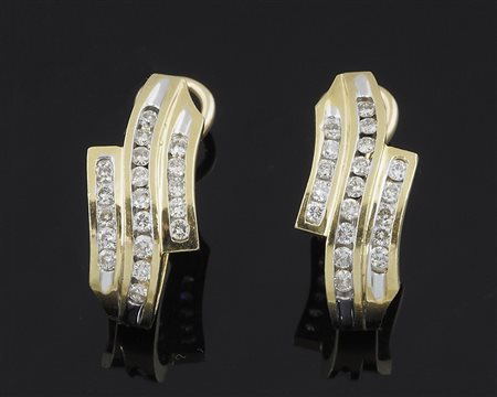 Orecchini in oro giallo ad anello con 3 linee verticali ricoperte da diamantini