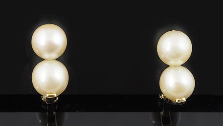 Paio di orecchini in oro giallo a monachella con perle. Gr. tot 7,2.