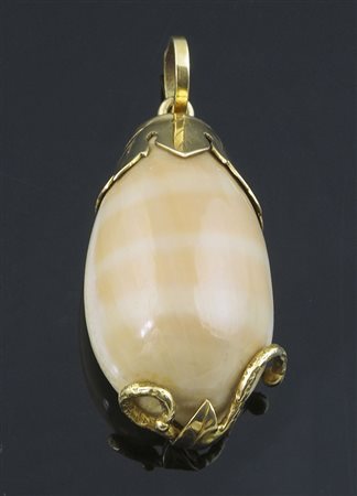 Ciondolo a forma di conchiglia in pietra dura con montatura in oro giallo....