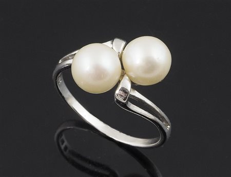 Anello "ad intreccio" in oro bianco con due perle. Gr. tot 3,6.