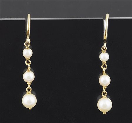 Paio di orecchini in oro giallo a monachella con perline. Gr. tot 2,5.
