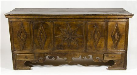 Grande cassapanca in legno con fronte scolpito. cm. 86x185x63.