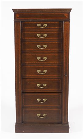 Alta cassettiera a 8 cassetti decorata ad intarsi a filettature. cm. 125x58x35.