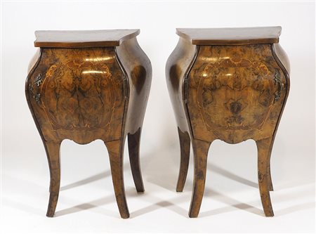 Coppia di comodini fortemente bombati con anta, intarsi in legni vari.