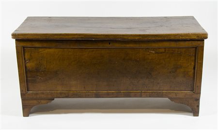 Piccola cassapanca in legno. cm. 60x125x48.