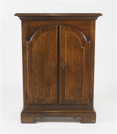 Piccola credenza a 2 ante con intarsi in legni chiari. cm. 102x76x40.