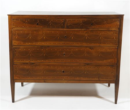 Cassettone a 5 cassetti in legno con intarsi in legni chiari. XIX secolo. cm....