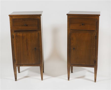 Coppia di comodini in legno con anta e casssetto.