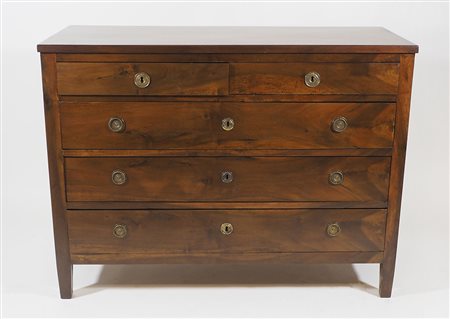 Cassettone in legno a 5 cassetti. cm. 91x122x54.