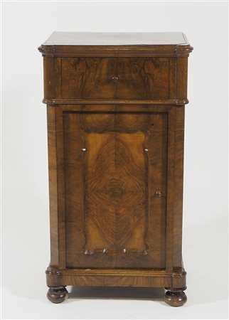 Comodino in legno con anta e cassetto.