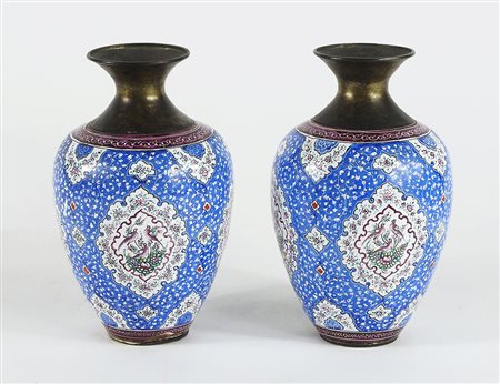 Coppia di vasetti persiani decorati a smalti policromi. H. cm. 15,5.