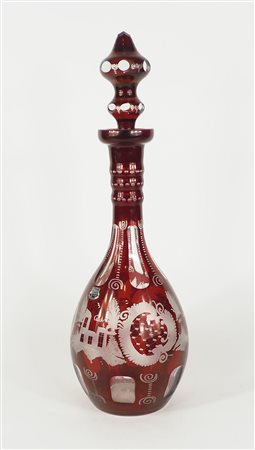 Grande bottiglia in cristallo incamiciato rosso con decori di paesaggio, con...