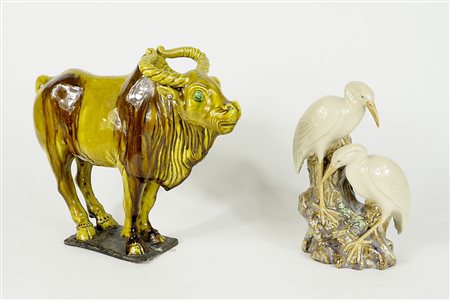 Lotto di 2 sculture in ceramica policroma. H. cm. 33.