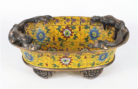 Centrotavola ovale in bronzo a lavorazione cloisonnè. cm. 35x24.